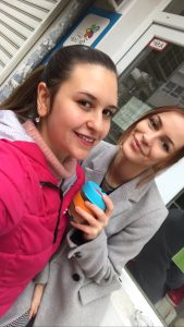 Две доброволки се усмихват