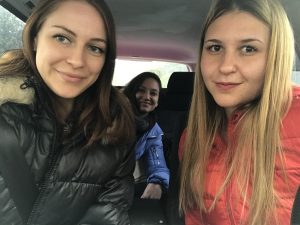 Момичета доброволки се усмихат и се снимат в кола